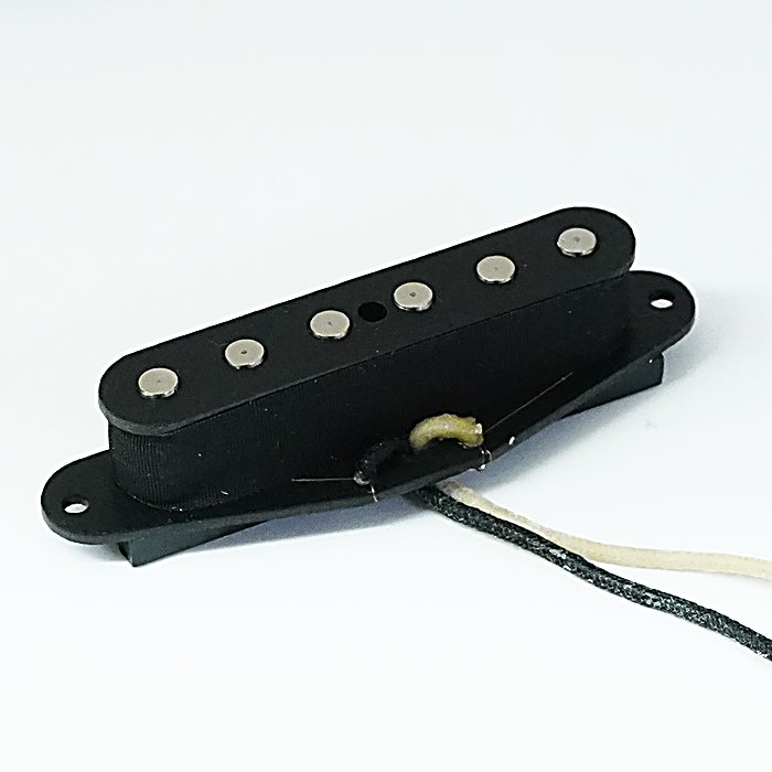 LUNDGREN(ラングレン) / Lundgren/Telecaster P-90 Neckの事ならフレンズにご相談ください。 LUNDGREN(ラングレン) / Lundgren/Telecaster P-90 Neckの特長！LUNDGREN Telecaster P-90 LUNDGREN(ラングレン) / Lundgren/Telecaster P-90 Neckのココが凄い！テレキャスターでP-90サウンドを実現するピックアップのネック側単品です。通常のテレキャスター用ピックアップと異なる設計で、コイル巻き数の増加、ポールピース素材の変更、マグネット配置により大きな出力を確保。クラシックP-90のファットな中音域と独特のバランス感覚あふれるトーンが特徴。スウェーデンの工房による20年以上のハンドメイド品質。単品ネック側での販売となります。 LUNDGREN(ラングレン) / Lundgren/Telecaster P-90 Neckのメーカー説明 ※ こちらの商品は 単品 / ネック側 です。※ セットではありませんのでご注意ください。【Lundgren在庫につきまして】こちらの商品は「単品在庫」を優先としております。セットページでは売り切れとなっている場合でも在庫がある場合がございます。セットでのご購入を希望の場合、お気軽にお問い合せくださいませ。Lundgren / Telecaster P-90 単品 ネック側ラングレン / テレキャスターP-90Telecaster P-90モデルは、その名のとおりテレキャスターでP-90の音を求めるギタリストのためのピックアップです。 そのため、通常のテレキャスター用ピックアップとは全く異なる方法で作られています。 コイルの巻き数を増やすだけではなく、ポールピースの素材も変更し、さらにマグネットをピックアップの下に敷くことで非常に大きな出力を得ることができました。 クラシックP-90が持つ、ファットな中音域と独特のバランス感覚あふれるトーンを実現します。サイズ(WxDxH)：80 x 2 LUNDGREN(ラングレン) / Lundgren/Telecaster P-90 Neckの仕様 型番：Lundgren/Telecaster P-90 Neckサイズ：80 x 20 x 20mm (突起含む)重量：60g対応機種：テレキャスターピックアップタイプ：P-90 全て新品。ケーブル・消耗品以外メーカー1年保証書付のでご安心してお買いもの頂けます。LUNDGREN(ラングレン) / Lundgren/Telecaster P-90 Neckの事ならフレンズにご相談ください。 LUNDGREN(ラングレン) / Lundgren/Telecaster P-90 Neckの特長！LUNDGREN Telecaster P-90 LUNDGREN(ラングレン) / Lundgren/Telecaster P-90 Neckのココが凄い！テレキャスターでP-90サウンドを実現するピックアップのネック側単品です。通常のテレキャスター用ピックアップと異なる設計で、コイル巻き数の増加、ポールピース素材の変更、マグネット配置により大きな出力を確保。クラシックP-90のファットな中音域と独特のバランス感覚あふれるトーンが特徴。スウェーデンの工房による20年以上のハンドメイド品質。単品ネック側での販売となります。 LUNDGREN(ラングレン) / Lundgren/Telecaster P-90 Neckのメーカー説明 ※ こちらの商品は 単品 / ネック側 です。※ セットではありませんのでご注意ください。【Lundgren在庫につきまして】こちらの商品は「単品在庫」を優先としております。セットページでは売り切れとなっている場合でも在庫がある場合がございます。セットでのご購入を希望の場合、お気軽にお問い合せくださいませ。Lundgren / Telecaster P-90 単品 ネック側ラングレン / テレキャスターP-90Telecaster P-90モデルは、その名のとおりテレキャスターでP-90の音を求めるギタリストのためのピックアップです。 そのため、通常のテレキャスター用ピックアップとは全く異なる方法で作られています。 コイルの巻き数を増やすだけではなく、ポールピースの素材も変更し、さらにマグネットをピックアップの下に敷くことで非常に大きな出力を得ることができました。 クラシックP-90が持つ、ファットな中音域と独特のバランス感覚あふれるトーンを実現します。サイズ(WxDxH)：80 x 20 x 20mm (突起含む)重量：60g【Lundgren】Lundgren Guitar Pickups （ラングレンギターピックアップ）はスウェーデンに工房を構え20年以上に LUNDGREN(ラングレン) / Lundgren/Telecaster P-90 Neckの仕様 型番：Lundgren/Telecaster P-90 Neckサイズ：80 x 20 x 20mm (突起含む)重量：60g対応機種：テレキャスターピックアップタイプ：P-90 全て新品。ケーブル・消耗品以外メーカー1年保証書付のでご安心してお買いもの頂けます。