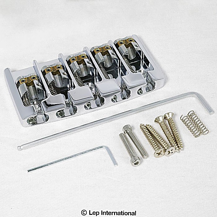 ABM(エービーエム) / ABM3705CA17 MkII　5弦ベース用 アルミブリッジ 弦間17mm クロームの事ならフレンズにご相談ください。 ABM(エービーエム) / ABM3705CA17 MkII　5弦ベース用 アルミブリッジ 弦間17mm クロームの特長！ABM 3705CA17 MkII ABM(エービーエム) / ABM3705CA17 MkII　5弦ベース用 アルミブリッジ 弦間17mm クロームのココが凄い！ABMはギター・ベース用パーツの老舗メーカーで、精密な削り出し加工技術が特徴です。このモデルは5弦ベース専用で、アルミボディにより速いアタックとニュートラルなトーン特性を実現。サドル高さ、弦間隔、イントネーション調整が可能で、ロックスクリューで固定できます。29,260円（税抜）は高価格帯ですが、ドイツ製の精密パーツとしての品質と調整自由度を考慮した価格設定です。 ABM(エービーエム) / ABM3705CA17 MkII　5弦ベース用 アルミブリッジ 弦間17mm クロームのメーカー説明 ABM ABM3705CA17 MkII 5弦ベース用アルミブリッジ 弦間17mm クロームエービーエム エービーエムサンナナゼロゴシーエーイチナナマークツー立体構造のベース用ブリッジです。ABMの精密技術とエレガントなデザインがもたらすハイクオリティな5弦ベース用ブリッジです。付属の6角レンチを使用して、サドルの高さ、弦間隔、イントネーションを簡単に調整することができます。設定が終われば、プレイ中に不用意に動いてしまうことのないようにロックスクリューにより調整を固定することができます。ブリッジはトップマウント、およびストリングスルー（裏通し）の両方に対応しています。オーガニックなデザインで洗練された楽器のコンセプトに合わせてお使いいただけます。アルミによって制作され、非常に速いアタックとニュートラルなトーン、フラットな応答となります。ベルブラス製サドルと合わせることで、音楽的な響きを加えます。・スペーシング（弦ピッチ）：17mm（微調整可能）■製品概要ベース用ブリッジ（5弦）表面処理：クロームめっき■付属品ブリッジ本体ネジ x 5サドル調整用六角レンチ■材質アルミニウム（サドルはベル ABM(エービーエム) / ABM3705CA17 MkII　5弦ベース用 アルミブリッジ 弦間17mm クロームの仕様 対応機種：5弦ベース弦間隔：17mm（微調整可能）表面処理：クロームめっき材質：アルミニウム（サドルはベルブラス）製造国：ドイツマウント方式：トップマウント、ストリングスルー両対応付属品：ブリッジ本体、ネジ×5、サドル調整用六角レンチ 全て新品。ケーブル・消耗品以外メーカー1年保証書付のでご安心してお買いもの頂けます。ABM(エービーエム) / ABM3705CA17 MkII　5弦ベース用 アルミブリッジ 弦間17mm クロームの事ならフレンズにご相談ください。 ABM(エービーエム) / ABM3705CA17 MkII　5弦ベース用 アルミブリッジ 弦間17mm クロームの特長！ABM 3705CA17 MkII ABM(エービーエム) / ABM3705CA17 MkII　5弦ベース用 アルミブリッジ 弦間17mm クロームのココが凄い！ABMはギター・ベース用パーツの老舗メーカーで、精密な削り出し加工技術が特徴です。このモデルは5弦ベース専用で、アルミボディにより速いアタックとニュートラルなトーン特性を実現。サドル高さ、弦間隔、イントネーション調整が可能で、ロックスクリューで固定できます。29,260円（税抜）は高価格帯ですが、ドイツ製の精密パーツとしての品質と調整自由度を考慮した価格設定です。 ABM(エービーエム) / ABM3705CA17 MkII　5弦ベース用 アルミブリッジ 弦間17mm クロームのメーカー説明 ABM ABM3705CA17 MkII 5弦ベース用アルミブリッジ 弦間17mm クロームエービーエム エービーエムサンナナゼロゴシーエーイチナナマークツー立体構造のベース用ブリッジです。ABMの精密技術とエレガントなデザインがもたらすハイクオリティな5弦ベース用ブリッジです。付属の6角レンチを使用して、サドルの高さ、弦間隔、イントネーションを簡単に調整することができます。設定が終われば、プレイ中に不用意に動いてしまうことのないようにロックスクリューにより調整を固定することができます。ブリッジはトップマウント、およびストリングスルー（裏通し）の両方に対応しています。オーガニックなデザインで洗練された楽器のコンセプトに合わせてお使いいただけます。アルミによって制作され、非常に速いアタックとニュートラルなトーン、フラットな応答となります。ベルブラス製サドルと合わせることで、音楽的な響きを加えます。・スペーシング（弦ピッチ）：17mm（微調整可能）■製品概要ベース用ブリッジ（5弦）表面処理：クロームめっき■付属品ブリッジ本体ネジ x 5サドル調整用六角レンチ■材質アルミニウム（サドルはベルブラス）■製造国ドイツ■サイズ（※製品画像をご参照ください）【ABM】■About ABMABMは、エレクトリックギターが誕生して間もない1949年に設立されたエレクトリックギターおよびエレクトリック ABM(エービーエム) / ABM3705CA17 MkII　5弦ベース用 アルミブリッジ 弦間17mm クロームの仕様 対応機種：5弦ベース弦間隔：17mm（微調整可能）表面処理：クロームめっき材質：アルミニウム（サドルはベルブラス）製造国：ドイツマウント方式：トップマウント、ストリングスルー両対応付属品：ブリッジ本体、ネジ×5、サドル調整用六角レンチ 全て新品。ケーブル・消耗品以外メーカー1年保証書付のでご安心してお買いもの頂けます。