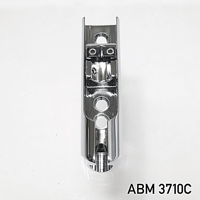 ABM(エービーエム) / ABM3710C　シングルブリッジ クローム（ベース用）の事ならフレンズにご相談ください。 ABM(エービーエム) / ABM3710C　シングルブリッジ クローム（ベース用）の特長！ABM ABM3710C ベース用シングルブリッジ ABM(エービーエム) / ABM3710C　シングルブリッジ クローム（ベース用）のココが凄い！1949年創業のドイツの老舗パーツブランドABMによるベース用シングルブリッジ。ベルブラス削り出し製で、弦の本数やスペーシングを自由に設定でき、オリジナル楽器の制作やベース改造に対応可能。手頃な価格帯ながら、削り出し加工による精密性と楽器本来の響きを損なわないサスティーン特性が特徴です。 ABM(エービーエム) / ABM3710C　シングルブリッジ クローム（ベース用）のメーカー説明 ABM3710C シングルブリッジ クローム（ベース用）エービーエムベース用のシングルブリッジです。弦の本数やスペーシングを自由に決めることができるため、オリジナル楽器の制作やモディファイへの使用におすすめです。シングルブリッジはベルブラスの削り出しによって製作されています。弦の振動をしっかりと楽器へ伝え、楽器本来の響きを一切損なうことなく引き出します。・最小スペーシング（弦ピッチ）：15mm■製品概要シングルブリッジ（ベース用）最小スペーシング（弦ピッチ）：15mm表面処理：クロームめっき■付属品シングルブリッジ x 1取付用ネジ x 2サドル調整用六角レンチ x 1■材質ベルブラス削り出し■製造国ドイツ【ABM】ドイツの老舗パーツブランド「ABM」について■About ABMABMは、エレクトリックギターが誕生して間もない1949年に設立されたエレクトリックギターおよびエレクトリックベース用の金属パーツ会社です。私たちが一番大事にしているのは、パーツによるサスティーンを最大限に引き出すことです。そのために、私たちは全てのパーツをブラスやスチール、アルミニウムブロックから精密な削り出 ABM(エービーエム) / ABM3710C　シングルブリッジ クローム（ベース用）の仕様 タイプ：シングルブリッジ（ベース用）材質：ベルブラス削り出し表面処理：クロームめっき最小スペーシング（弦ピッチ）：15mm製造国：ドイツ付属品：シングルブリッジ×1、取付用ネジ×2、サドル調整用六角レンチ×1 全て新品。ケーブル・消耗品以外メーカー1年保証書付のでご安心してお買いもの頂けます。ABM(エービーエム) / ABM3710C　シングルブリッジ クローム（ベース用）の事ならフレンズにご相談ください。 ABM(エービーエム) / ABM3710C　シングルブリッジ クローム（ベース用）の特長！ABM ABM3710C ベース用シングルブリッジ ABM(エービーエム) / ABM3710C　シングルブリッジ クローム（ベース用）のココが凄い！1949年創業のドイツの老舗パーツブランドABMによるベース用シングルブリッジ。ベルブラス削り出し製で、弦の本数やスペーシングを自由に設定でき、オリジナル楽器の制作やベース改造に対応可能。手頃な価格帯ながら、削り出し加工による精密性と楽器本来の響きを損なわないサスティーン特性が特徴です。 ABM(エービーエム) / ABM3710C　シングルブリッジ クローム（ベース用）のメーカー説明 ABM3710C シングルブリッジ クローム（ベース用）エービーエムベース用のシングルブリッジです。弦の本数やスペーシングを自由に決めることができるため、オリジナル楽器の制作やモディファイへの使用におすすめです。シングルブリッジはベルブラスの削り出しによって製作されています。弦の振動をしっかりと楽器へ伝え、楽器本来の響きを一切損なうことなく引き出します。・最小スペーシング（弦ピッチ）：15mm■製品概要シングルブリッジ（ベース用）最小スペーシング（弦ピッチ）：15mm表面処理：クロームめっき■付属品シングルブリッジ x 1取付用ネジ x 2サドル調整用六角レンチ x 1■材質ベルブラス削り出し■製造国ドイツ【ABM】ドイツの老舗パーツブランド「ABM」について■About ABMABMは、エレクトリックギターが誕生して間もない1949年に設立されたエレクトリックギターおよびエレクトリックベース用の金属パーツ会社です。私たちが一番大事にしているのは、パーツによるサスティーンを最大限に引き出すことです。そのために、私たちは全てのパーツをブラスやスチール、アルミニウムブロックから精密な削り出し加工技術により製作しています。また、私たちが製作するのはスタンダードなパーツだけではありません。ひとりひとりのプレイヤー、ひとつひとつの楽器に完璧にフィットするような特別なパーツを製作してきました。 ABM(エービーエム) / ABM3710C　シングルブリッジ クローム（ベース用）の仕様 タイプ：シングルブリッジ（ベース用）材質：ベルブラス削り出し表面処理：クロームめっき最小スペーシング（弦ピッチ）：15mm製造国：ドイツ付属品：シングルブリッジ×1、取付用ネジ×2、サドル調整用六角レンチ×1 全て新品。ケーブル・消耗品以外メーカー1年保証書付のでご安心してお買いもの頂けます。