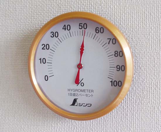 シンワ 湿度計 丸型 T－1 10cm フック穴付き ＜72690＞ ◆読み取りやすい目盛数字を採用した、軽量タイプの丸型湿度計です。 特長 ●軽量タイプの丸型湿度計です。●読み取りやすい目盛数字を採用しました。 用途 ●ご家庭・教室・オフィスでの湿度管理に。 仕様 ●本体サイズ（mm）：φ106×30 ●質量（g）：70●精度：35～75％では±5％&nbsp; それ以外では±10％●測定範囲：0～100％●1メモリ：2％ 材質・仕上げ ●本体：ポリスチレン樹脂・ABS樹脂 ●目盛板：鉄●針：アルミ 注意事項 ●落下等の強い衝撃を与えないでください。