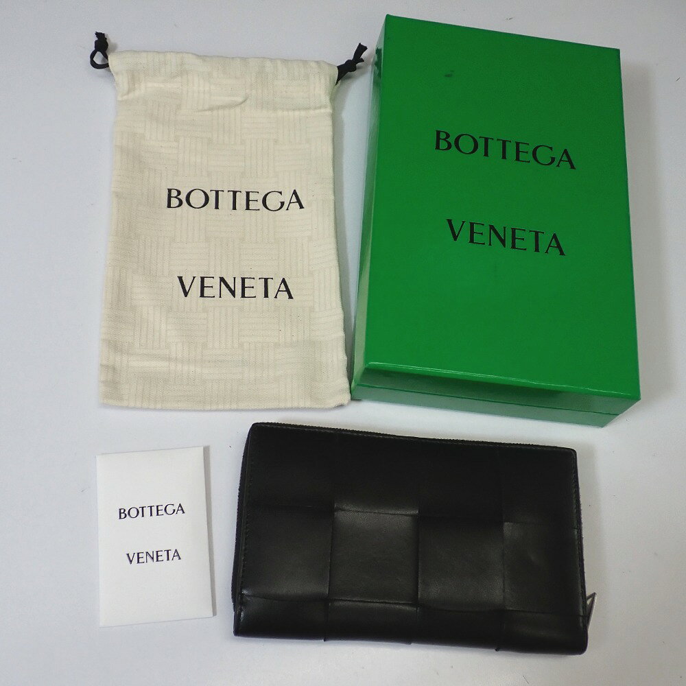 商品詳細 管理番号Ft647451 ブランドBOTTEGAVENETA / ボッテガヴェネタ 対象メンズ カラー ブラック モデルカセット ジップアラウンドウォレット 素材本革 サイズ W約19cm x H約12cmx D約2.5cm 仕様 開閉式：ファスナー内側： オープンポケット x 2、札入れ x 2、カードポケット x 12、小銭入れ x 1 付属品保存箱、保存袋 商品説明中古の商品です。 状態ランク A：使用感の少なく、よく見ないとわからないレベルの傷や汚れがある商品 メインファスナーの布地部分に細かな繊維のほつれ 小銭入れに薄汚れや多少のコイン跡が見受けられます。 取り扱い店舗　※商品に関するお問い合わせはこちら 質みなみ　二又瀬店TEL：092-623-8877 営業時間：10:00-19:00