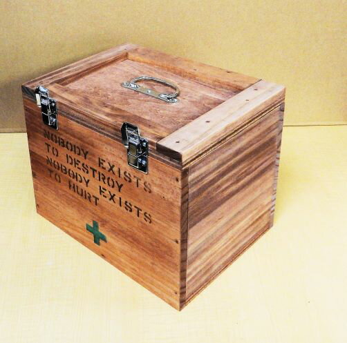 大人気 木製救急箱　お洒落 かわいい セキュリティボックス　救急箱　　キュアメイト　ファマシーボックス　人気インテリア　カントリー雑貨　ナチュラル雑貨★（新品）★木製　小物入れ！コスメBOX　色々お使いいただけます！
