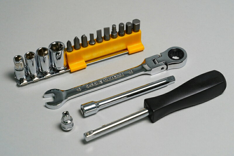 ■特長コンパクトながら役立つものをセットにしました。ツーリング時に、車載工具と一緒に持っていると、いざという時に安心です。■製品詳細1/4エクステンショングリップ1/4エクステンションバーワンプッシュリリース付ソケット変換アダプター首振りコンビネーションギヤレンチ1/4ソケット(8、10、12、ビット用)mm1/4ソケット(+)ビット #1、#2、#3 (-)ビット #4、#5、#6六角ビット(4、5、6、8)mmソケット用レール 135mm1/4ソケットレール用コマ 4個ビットホルダー10穴