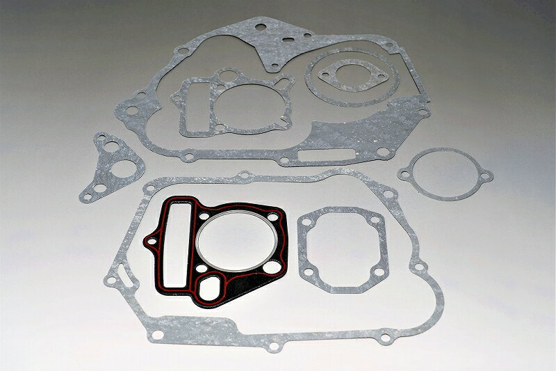 ■特長 発売中のLifan社製150ccエンジン用ガスケットセットです。 分解・組み立て時に必要なガスケットです。 ■内容品 Lifan社製150ccエンジン用ガスケット 1式 ■適合エンジン 製品ID 0316（廃盤） Lifan社製150cc（ウルトラメタリック/キックスタート始動） 製品ID 5035 Lifan社製150cc（スピードシルバー/キックスタート始動） ■セット内容 クランクケース・センター側ガスケット クランクケース・クラッチ側ガスケット シリンダーガスケット シリンダーヘッドガスケット シリンダーヘッドトップガスケット シリンダーヘッド右側ガスケット カムチェーンカバーガスケット マニーホールドガスケット オイルフィルターキャップガスケット