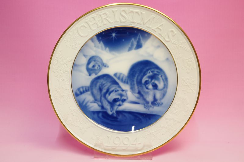 1986年より続く、大倉陶園のクリスマスシリーズは、動物の親子が織り成す、愛情に満ちた物語。1994年のモチーフは「アライグマの親子」。大倉陶園 直径：約20cm アクリル製透明皿立て付材質：大倉陶園・白磁箱：保管等でキズ、汚れあり 送料無...