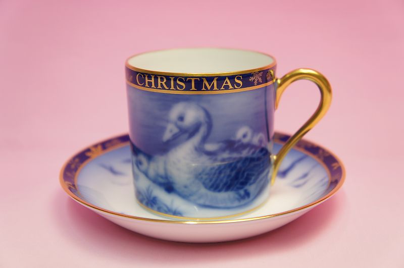 1986年より続く、大倉陶園のクリスマスシリーズは、動物の親子が織りなす、愛情に満ちた物語。1998年のモチーフは「グースの親子」。大倉陶園 カップ：直径：約6．5cm、高さ6．5cmソーサー：直径13cm 材質：大倉陶園・白磁箱：保管等で...