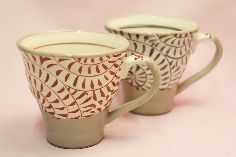 ハッキリとした色の存在感のあるマグカップ。内は、飲み物の色がキレイに見え、ぽってりとした厚みも飲みやすい。ハンドルにもしっかり指が入り、持ちやすい。波佐見焼（泰斗窯） 直径9．5cm（ハンドルまで 12．3cm） 高さ9cm 価格は1個のお値段です。赤・黒をセットでペアマグカップにも。ギフトにもオススメです。 ●商品：面取唐草　マグカップ[a] ［ 唐草文様 ］●分類：マグカップ [ まぐかっぷ マグ mug cup 把手 取っ手 ホットミルク コーヒー ココア スープ ］ 有田焼のマグカップ ● 「波佐見焼（泰斗窯）」の商品をもっと探す ●面取唐草　マグカップ[a]面取唐草　マグカップ[a]ハッキリとした色の存在感のあるマグカップ。内は、飲み物の色がキレイに見え、ぽってりとした厚みも飲みやすい。ハンドルにもしっかり指が入り、持ちやすい。