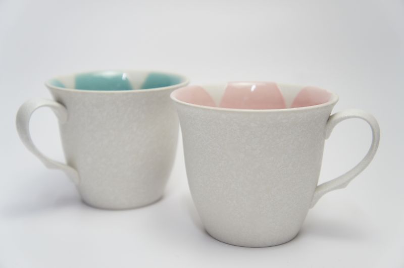 外は少しザラザラとしたすっきりなマット仕上げ、内はぼかしの利いた花が大胆に咲くマグカップ。フチが反っているので口触りよく、飲みやすい。伊万里焼（徳永製陶所） 直径9．5(ハンドルまで11．7)×高さ8．3(cm)容量：300cc 電子レンジ OK 1〜2日 ●分類：マグカップ [ まぐかっぷ マグ mug cup 把手 取っ手 ホットミルク コーヒー ココア スープ ］ 有田焼のマグカップ ● 「伊万里焼（徳永製陶所）」の商品をもっと探す ●白マット青花・紅花　マグカップ白マット青花・紅花　マグカップ外は少しザラザラとしたすっきりなマット仕上げ、内はぼかしの利いた花が大胆に咲くマグカップ。フチが反っているので口触りよく、飲みやすい。