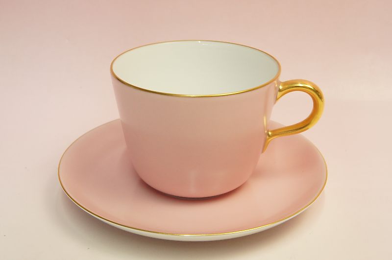 大倉陶園だけが保有する秘伝の技、「漆蒔き技法」を用いたカラフルな碗皿。カフェオレや淹れたてのコーヒーが一層美味しく感じられるかも。滑らかな口触りもいい。たっぷり容量の碗皿で、至福のひとときを過ごしませんか？大倉陶園 26C/1091-1 カップ：口径：9cm（ハンドルまで11.5cm）、高さ：7cm、容量：約285cc(満水)ソーサー：直径：約15cm 送料無料でお届けします。●商品：大倉陶園　モーニング碗皿（ピンク蒔き） ［ 漆蒔（うるしまき） ］●分類：碗皿 ● 「大倉陶園」の商品をもっと探す ●大倉陶園　モーニング碗皿（ピンク蒔き）大倉陶園　モーニング碗皿（ピンク蒔き）大倉陶園だけが保有する秘伝の技、「漆蒔き技法」を用いたカラフルな碗皿。カフェオレや淹れたてのコーヒーが一層美味しく感じられるかも。滑らかな口触りもいい。たっぷり容量の碗皿で、至福のひとときを過ごしませんか？