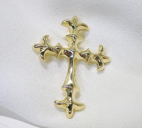 ハード系デザインの18金ゴールドペンダントトップ 地金をたっぷり使用した、重量感あるとっても素敵なクロスネックレス 大きめサイズですので、男女兼用でご使用できます。 カンの大きさは、内径約7mm×4mmあります。 18金ホワイトゴールド変更...