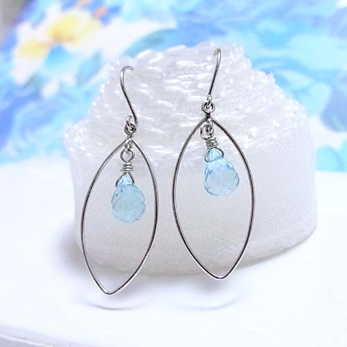 リーフ(葉)の中でブルートパースが揺れる K14WGピアス【楽ギフ_包装】