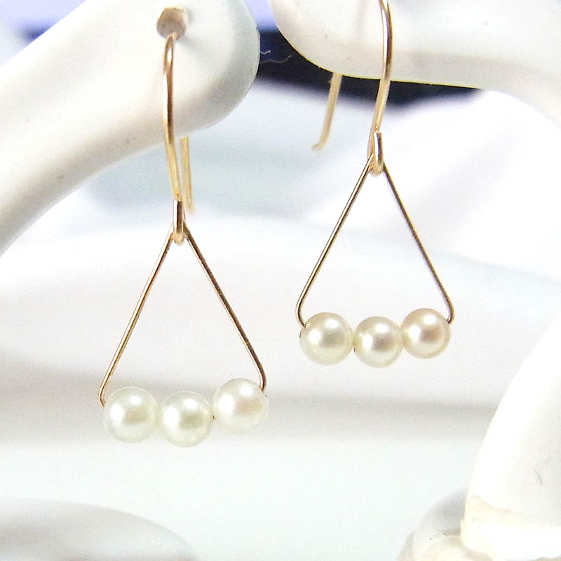 K18　アコヤベビーパールのトライアングル ピアス