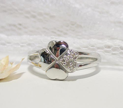 ダイヤがキラリ四つ葉のクローバー♪K18リング【楽ギフ_包装】【smtb-TD】【saitama】