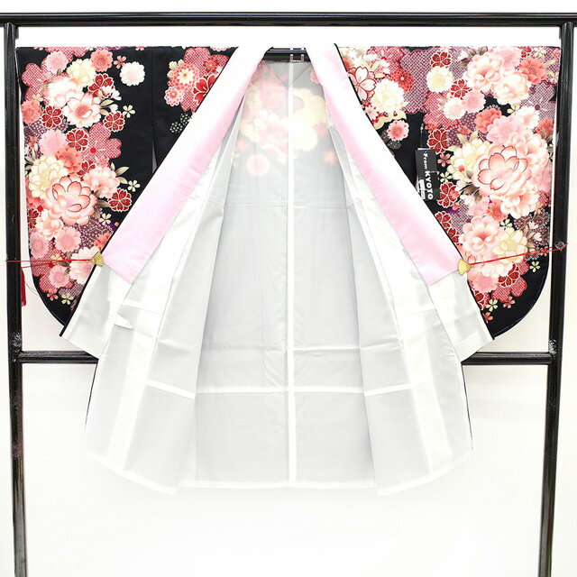 【新品】 二尺袖 着物 絵羽柄 ショート丈 卒業式 袴 専用 黒地 ピンク 桜 菊 金彩加工 高級合成繊維 ポリエステル 2尺袖 二尺袖 卒業式 販売 購入 未使用 綺麗 新品 仕立て上がり 身丈110 裄68 F フリーサイズ みやがわ sb13344 3