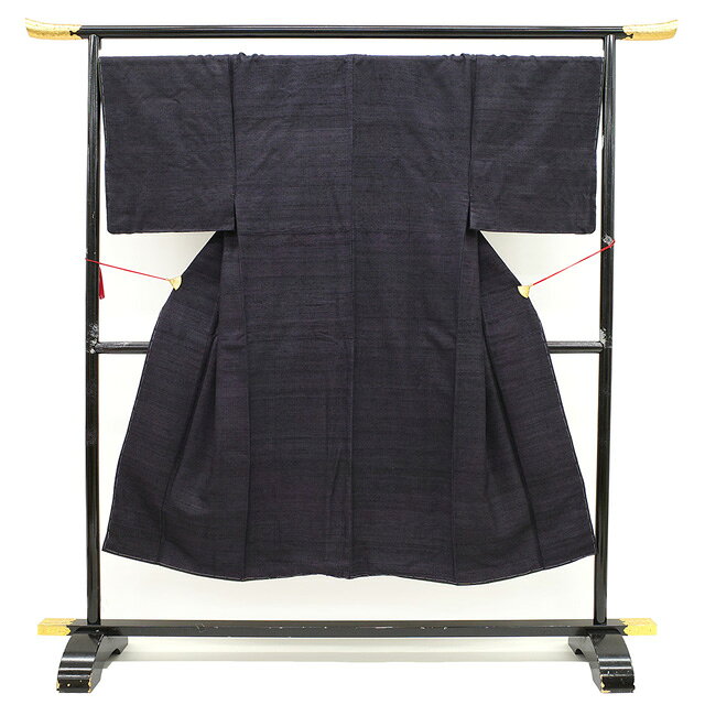 【新古品】 男物 紬 着物 正絹 野蚕糸 タッサーシルク 野蚕工房 墨黒色 無地 インド 野蚕つむぎ カジュアル ガード加工済み 袷 春 秋 冬 未使用 仕立て上がり 身丈142 裄丈70 身長170cm前後 Mサイズ みやがわ sbs14361