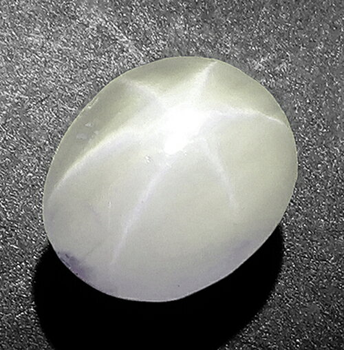 瑞浪鉱物展示館のルース ホワイトスターサファイア 2.10ct 半透明 明瞭なスター効果 スリランカ 瑞浪鉱物展示館 5616｜アングル2
