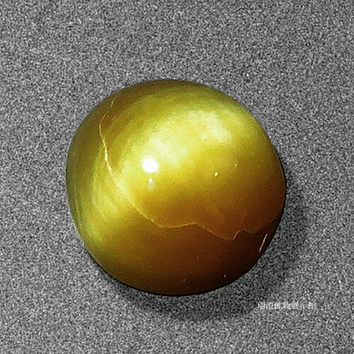 瑞浪鉱物展示館のトパゾライトキャッツアイ Topazolite 0.71ct レアストーン ルース 珍品 アンドラダイト(灰鉄ザクロ石)の黄～褐色の亜種 メキシコ 瑞浪鉱物展示館 6178｜アングル2