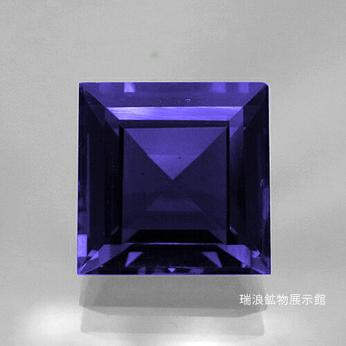宝石名:アイオライト　Iolite/ 3.10ct　8.8x8.8x5.6mm/ 産地:南インド/ 鑑別書の名称:アイオライト/ 色:濃いめのパープリッシュブルー/ インクルージョン:アイクリーン/ コメント:上からは帯紫青　側面からはグレー(多色性のため)/ 鉱物名:天然コージライト　Cordierite/