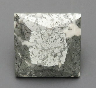 コバルト鉱物　銀の含有量が極めて高いので銀鉱石として採掘/ 22.62ct　13.9x13.8x8.1mm/ 宝石名:スクッテルダイト Skutterudite/ 化学組成:(Co,Ni)As3-x/ 産地:カナダ/ 色:メタリックグレー ...