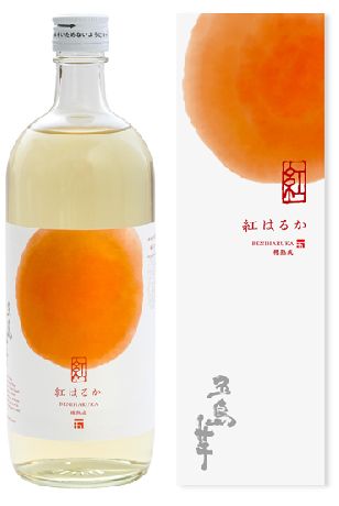 内容量度数 720ml23度 原材料 麹米：五島産米 掛け芋：五島産　紅さつま 種麹：黒麹 保存方法 冷暗所に保管していただき 開封後はお早目にお召し上がりください 製造元 五島列島酒造 長崎県五島列島 お酒は20歳から！未成年者への酒類の販売は固くお断りしています！ 年齢確認を実施いたしております。 ご回答がない場合、未成年者飲酒禁止法に基づき酒類の購入は出来ませんのでご了承ください。 芋焼酎/黒麹/長崎県五島列島「五島列島酒造」/25度五島列島芋　紅はるか　樽熟成23度720ml 豊かな大地と青い海、人情が温かい島　長崎県 五島にて島の恵みで焼酎を造る!!　五島列島酒造から 芋焼酎×樽熟成の相性の良さを発見できる新感覚の焼酎 「五島列島芋　紅はるか　樽熟成」 長崎・五島列島の肥沃な大地で育てられた、とても甘みの強いさつま芋、紅はるかを贅沢に使用して仕込みました。 蒸留した原酒をシェリー樽とオーク樽で熟成。 オーク樽では琥珀のような色合いと樽の素材由来の香ばしさを、シェリー樽ではより深いコクと甘みを生み出します。 それぞれの樽で熟成させた焼酎を、杜氏がテイスティングを重ね、絶妙な比率でブレンドしました。 紅はるかの蒸かし芋のようなフレーバーに、オーク樽とシェリー樽それぞれの風味が溶け合っています。 甘くコクのある香りと香ばしさが心地よく、芋焼酎×樽熟成の相性の良さを発見できる新感覚の焼酎です。 炭酸との相性もgoodです。 受賞歴 kura master 2021 金賞受賞 ※化粧箱付です※ 箱なしもごさいます。