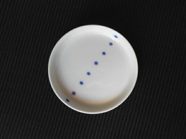 産地：伊万里焼　窯元：田森陶園　サイズ：径8.5×高さ1.8cm[点と線 薬味皿] 点と線そば猪口用の薬味皿です。 シンプルな水玉模様で、単品でも、ご使用いただけます 【商品情報】 産地：伊万里　窯元：田森陶園 サイズ：径8.5×高さ1.8...