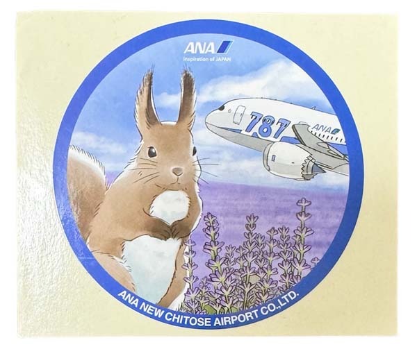 樂天商城 - 訳有 全日空 × 新千歳空港 コラボ ステッカー ANA NEW CHITOSE AIRPORT STICKER ボーイング 787 リス ラベンダー 飛行機 航空機 シール