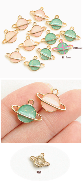 惑星のチャーム 全2色 6個入り ゴールド カン付き 《 ラメ入り 宇宙 ピンク グリーン アクセサリー パーツ チャーム イヤリング ピアス スマホ ネックレス レジン 封入 》