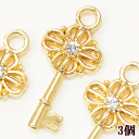 【クーポン配布中】キーチャーム 約28mm ×13mm 3個 ■ ゴールド カン付き ラインストーン アクセサリー 鍵 パーツ チャーム イヤリング セット ピ...