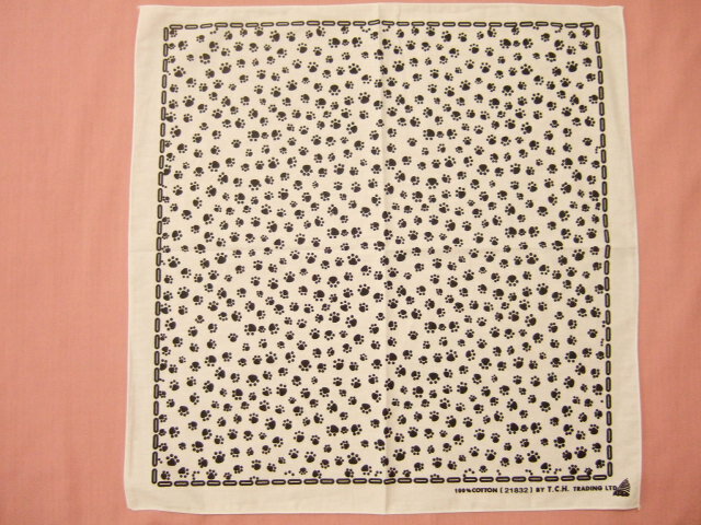 横浜最新 可愛い いっぱい肉球☆魅惑のバンダナ白 同梱4枚まで送料180円43