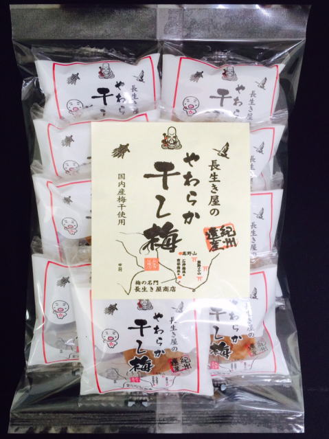 　品　名　 　やわらか干し梅　種あり（紀州産南高梅使用） 内 容 量 　種あり　85g（個包装） 賞味期限 　270日（開封後はお早めにお召し上がりください） 保存方法 　直射日光・高温多湿をさけ保存してください 原 材 料 　梅、漬け原材料［還元水飴、食塩、はちみつ］、　酒精、調味料（アミノ酸）、酸味料甘味料（スクラロース）、ビタミンB1紀州産南高梅　はちみつ梅をやわらかく干しました。種は抜いておりませんのでお気をつけくださいませ。風邪ウィルスに大切な要素は ・水分補給・塩分補給・糖分補給・塩分補給・クエン酸補給・睡眠 やわらか干し梅は1粒づつ個包装になっておりますので、持ち歩きに便利です。 乗り物酔い止めにも効果的♪紀州産みかん花から採蜜した「みかん蜂蜜」で調味しております。干す前は、紀州産南高梅　みかん蜂蜜入り塩分約　8％　のはちみつ梅やわらかく干しあげます。 関連商品はこちら【送料無料】紀州産南高梅　やわらか干...3,500円送料無料　お得用サイズ　紀州産南高梅...3,500円送料無料　お得用サイズ　やわらか干し...3,500円紀州産南高梅　やわらか干し梅　種抜き1...1,080円やわらか干し梅　梅短冊100g1,080円送料無料　やわらか干し梅　梅短冊15g×5...1,000円送料無料　やわらか干し梅　種抜き【紀...1,000円