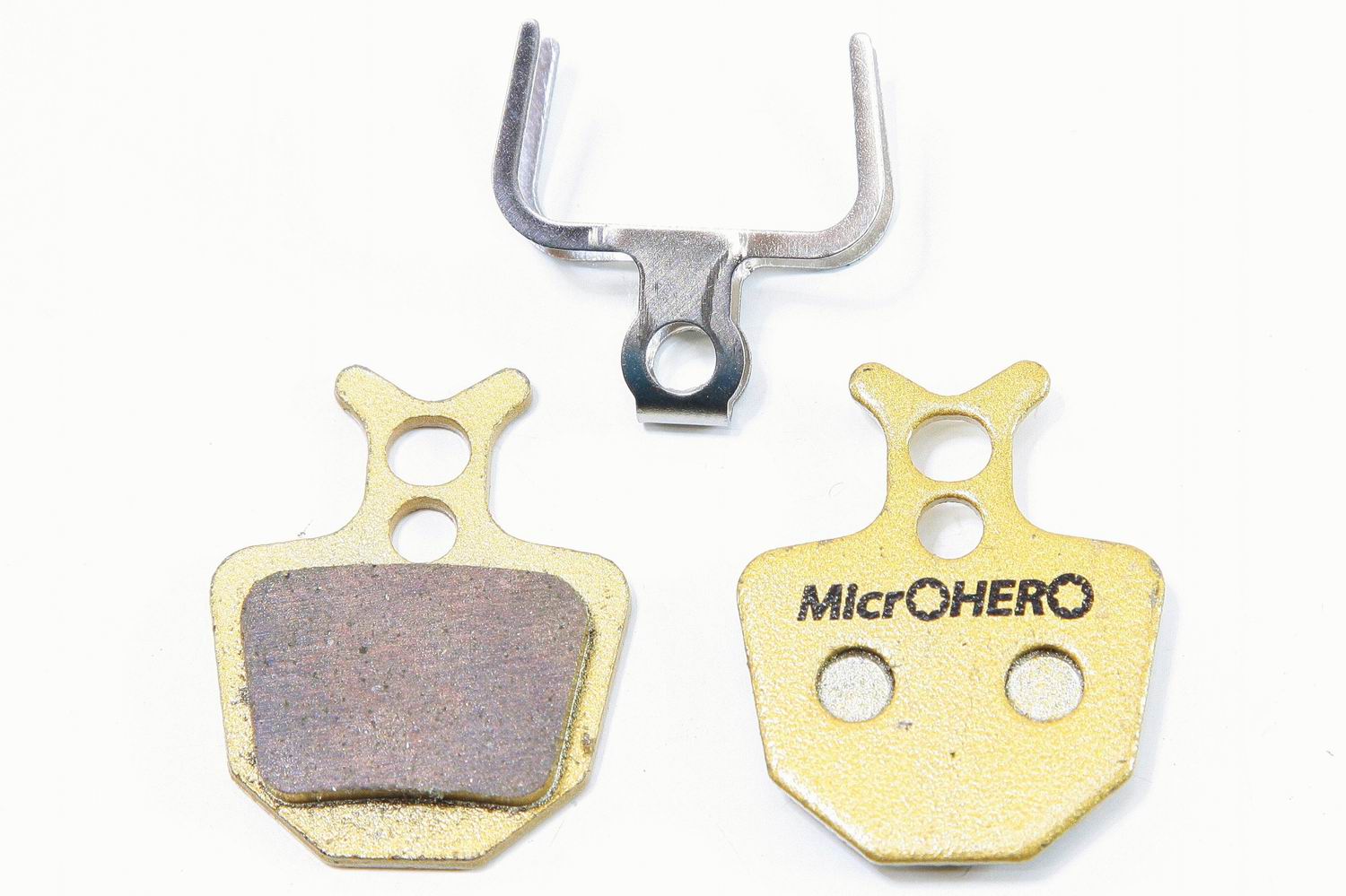 ・MicrOHERO製、高耐熱性、高耐久性、高フリクションの銅メタルパッドになります。レジン製のパッドと比べ、制動力、耐久性が2割アップできると言われております。 ・ディスクブレーキパッド左右二枚セット（キャリパー一台分）になります。 ・鳴き軽減成分を配合しており、純正品と比べブレーキの鳴きが少なくなります。ローターのデザインなどにもよりますので保障するものではございません。 ・適応代表機種： 　 　　　　K18　K24　メガ　R1　ザ ワン　　 ・大変恐れ入りますが、お手持ちのパッドと画像の形状を良くお確かめの上、ご入札お願いいたします。 ・交換、予備などでいかがでしょうか。