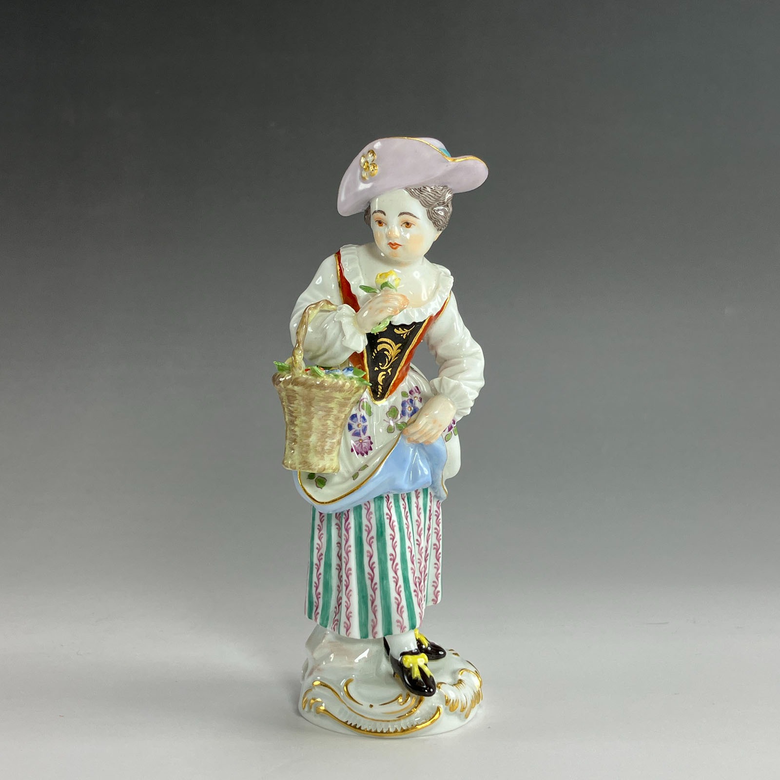マイセン Meissen 花かごを持った少女 置物 オブジェ ガーデナーの子供達 ポーセリン Girl with a flower basket _【中古】Aラ...