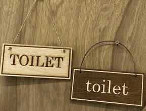 ハンドメイド 木製サインプレート「TOILET」アンティーク調 トイレプレート 壁掛け選べる2デザイン 手作り雑貨 8cm×17cm 厚さ5mm