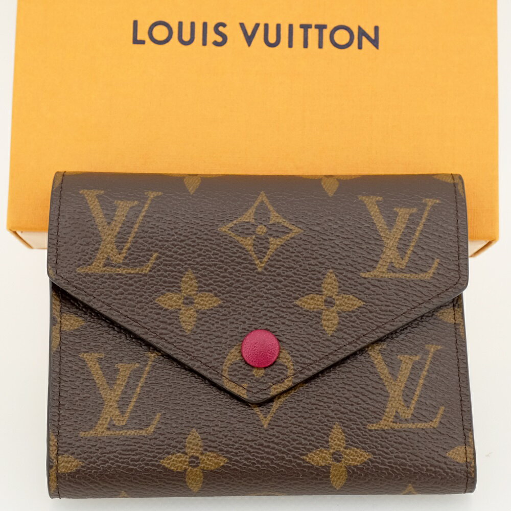 【未使用品】LOUIS VUITTON ルイヴィトン ポルトフォイユ・ヴィクトリーヌ 三つ折り コンパクト財布（小銭入れあり） モノグラム フューシャ M41938