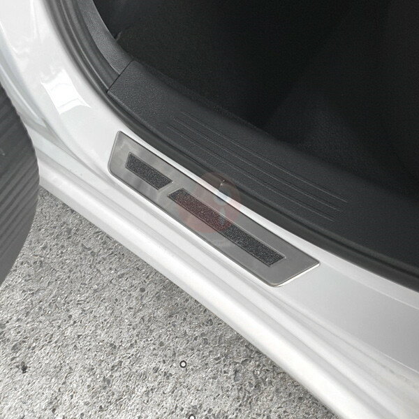 【マラソン30％OFF】日産 ノート E13 2020年12月〜 サイドステップガード ガーニッシュ スカッフプレート ステンレス製(ヘアライン仕上げ)カスタムパーツ ドレスアップ 滑り止め付き アクセサリー 内装 4PCS 5220 3