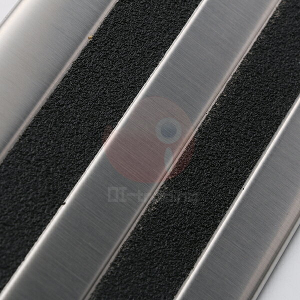 【マラソン10％OFF】ハイエース 200系 3型/4型/5型/6型/7型 2010年8月〜 標準車 リアバンパーステップカバー ガーニッシュ リアステップガード ステンレス(ヘアライン仕上げ) ドレスアップ カスタムパーツ 外装 保護 滑り止め付き 1PCS 2963 HIACE特集 3