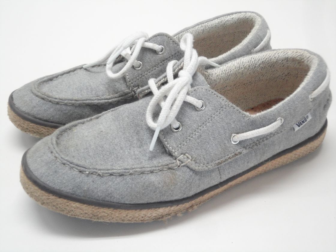 【配送会社について】◇配送会社は、「佐川急便」、「日本郵便」といたします。（配送会社は、お選びいただけません）【複数同梱時の送料】◇複数の商品をご購入していただいても、送料に変更はありません。【メーカー】VANS／ヴァンズ【商品名】メンズスニーカー【サイズ】◇表記サイズ：26.5cmUS8H/EUR42【色】グレー＊写真もご参考ください【素材】スウェット系素材【状態】◇ところどころ汚れがあります◇目立つダメージは見当りません※ダメージ判断についてですが、実際の試着によるものではなく目視で行っていますので、耐久性や使用年数については把握しておりません。ご了承くださいませ。※中古のお品ですので、多少の汚れや擦れといった使用感がございますのでご理解くださいませ。※十分に確認はしておりますが、見落としがある場合がございますがご容赦下さいませ。【商品説明】◇VANS DECK◇V3628SW◇軽量スニーカー◇ミッドソールに麻素材を使用した爽やかなモデル