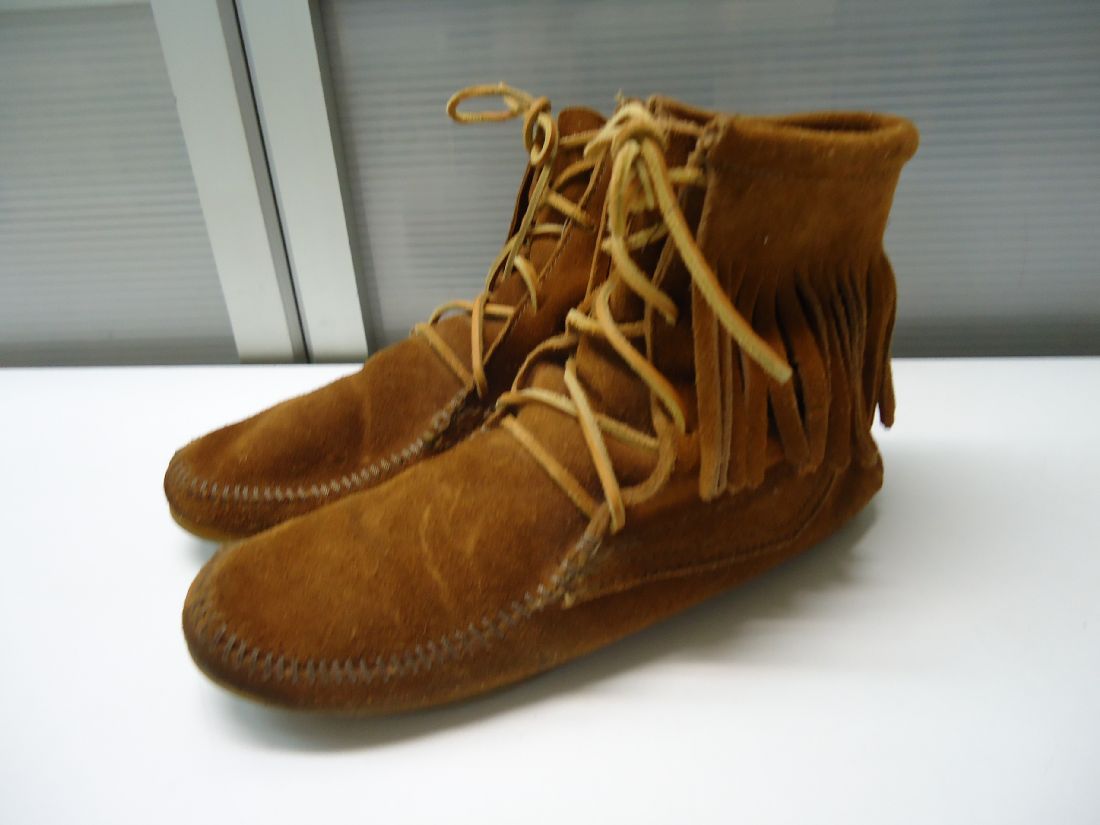 【中古】【あす楽可】☆MINNETONKA（ミネトンカ）☆フリンジ付き ショートブーツ☆ブラウン☆US7（23．5cm相当）☆ヒール高：約1cm☆筒高：約16cm☆前のクロスリボンが可愛い♪