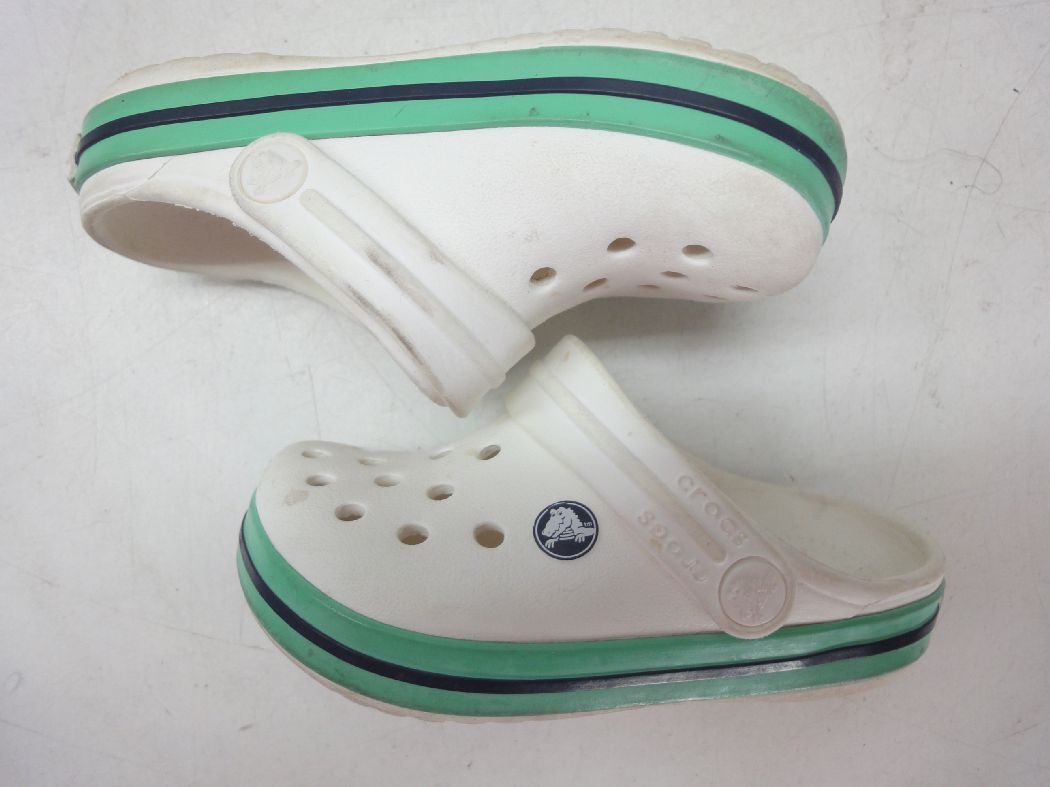 crocs/クロックス■c6/7(14.0cm)■crocband kids 10998 クロッグバンド キッズ ベビー サンダル■ホワイト/NMI■「クロスライト」素材を全面採用◎軽い履き心地と快適なクッション性を実現◎ソールにスポーティなラインを施した、クラシックな印象のスタイル☆【中古】