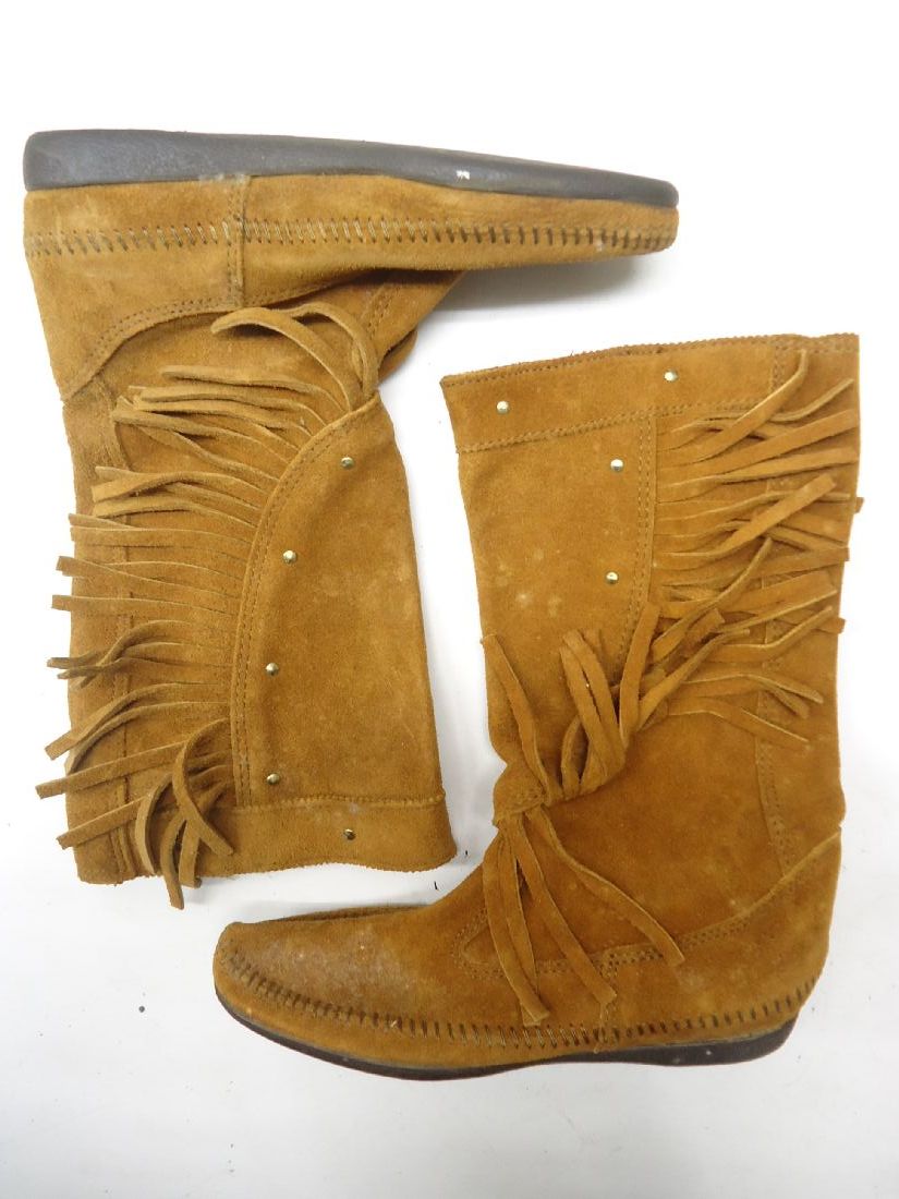 MINNETONKA/ミネトンカ■6(22.5cm〜23.0cm)■Women's Calf Hi Fringe Boot ウィメンズ カーフハイフリンジブーツ 1222■BROWN/ブラウン/茶色■本革◎Vライン上のフリンジにゴールドスタッドがいいアクセントになっています♪【中古】
