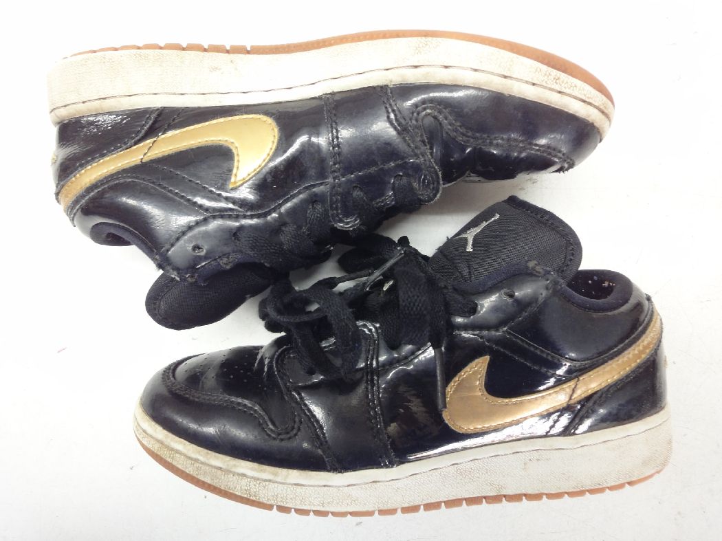 NIKE/ナイキ■22.5cm/US3.5Y/UK3/EUR35.5■AIR JORDAN 1 RETRO HIGH OGエアジョーダン ワン ロウ ガールズ グレードスクール 554723 032 スニーカー シューズ■BLACK/METALLIC GOLD-WHITE ブラック/メタリックゴールド/ホワイト■2017年モデル☆【中古】