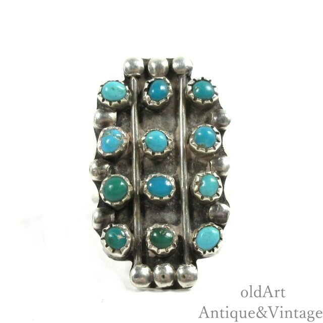 こちら、アメリカ製ヴィンテージのインディアンジュエリーSTERLINGシルバー製リングになります。 スターリングシルバーのバンドにグリーンやブルーカラーの様々な12粒のターコイズが装飾された、存在感のあるネイティブ感あふれる作品です。 ＊素...