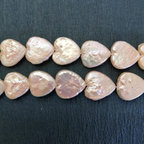 淡水パール　ハートパーツ　ホワイト10-11x11-12mm　6個　厚3mm アクセサリーパーツ　ネックレス　ピアス　天然物　手作り　ビーズのサムネイル