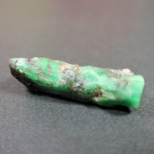 天然石 鉱物原石 エメラルド 36x10mm 8g 置き物 インテリア 5月の誕生石