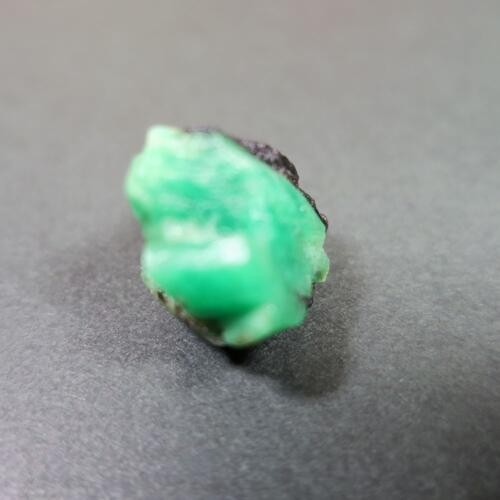 天然石 鉱物原石 エメラルド 15x16mm 8g 置き物 インテリア 5月の誕生石 パワーストーン 御守り石 天然石 鉱物原石 エメラルド 15x16mm 8g 置き物 インテリア 5月の誕生石 パワーストーン 御守り石