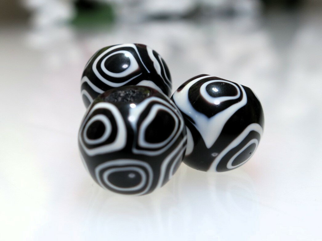 トンボ玉　丸玉　黒　白縞　12mm　2個　アクセサリーパーツ　手芸用品　手作り　プレスレット　ネックレス
