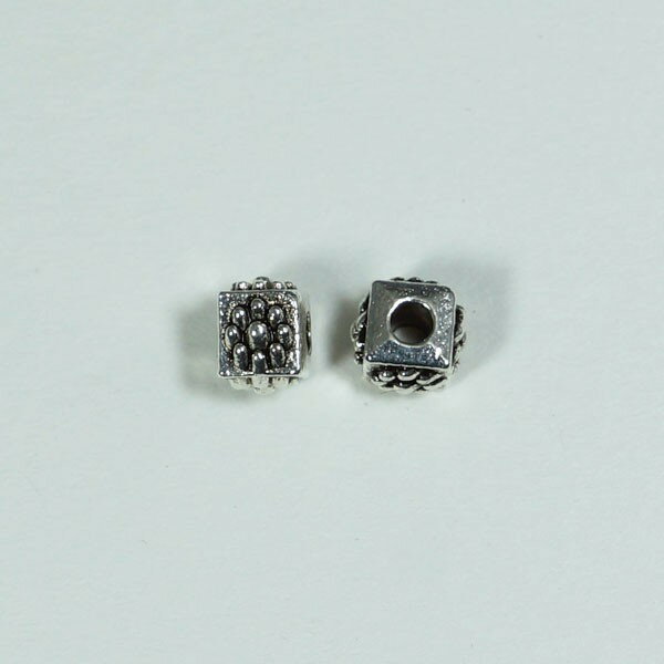 メタルパーツ　ロジウム4x5mm　6個　穴2MM　アクセサリーパーツ　手芸用品　プレスレット　ネックレス