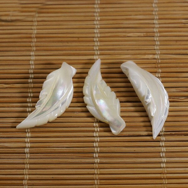 シェルパーツ　白蝶貝　葉　9x26mm2個入　アクセサリーパーツ　ネックレス　ピアス　手芸品