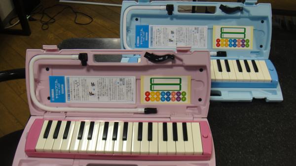 ■4セット / 色の組み合わせ自由■　新品 ドレミシールプレゼント中♪ YAMAHA ヤマハ ピアニカ P-32E（ブルー）/P-32EP（ピンク）