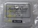 サイズ　9mmΦ×3mm ★穴あき、メッキタイプ登場! 従来のSwing Chip-STの中心に2ミリの穴を開け、表面にメッキ処理を施しました。 質量を減らしながら表面積を増やすことで、反応が良くなり、また、従来のタイプの物では、できなかったメッキ処理をすることで、正面処理による音色の違いもお楽しみいただけます　★ 「Swing Chip」は厳選された素材をクライオ処理（★）した無垢材から一つ一つ丹念に削り出した直径約9mmのボタン型チップです。形状は音響面と多数のプロ奏者による体感面の両面のテストを繰り返した結果導き出されたものです。表面には、チップ自体の共振周波数に特定のピークを作らず楽器が発生させる振動周波数に、より敏感に反応するよう特殊なウェーブ加工がされています。さらに特殊音響処理を施すことで素材自体の性能を上げ、ストレートでパワフルかつ安定した演奏を実現します。 ＜楽器別主な使用箇所（音響ポイント）＞ ◆ ギター（エレキギター・アコースチックギター） 　　ボディー天板面中央部分、ブリッジ、ヘッド部分裏面 ◆ ベース（エレキベース・ウッドベース）：ボディー天板面中央部分、ブリッジ、ヘッド部分裏面 ◆ 金管楽器（トランペット・トロンボーン・ホルン・チューバなど） 　　マウスパイプのマウスピース差し込み口部分、またはベルとマウスパイプの接続支柱の溶接部分 ◆ サックス 　　ネックのコルク巻き付け部分とオクターブキーの中間点、ネック側の楽器とのジョイント部分 ◆ クラリネット：バレル中央部分または上管の上部 ◆ 楽器用ケーブル：各種楽器ケーブルのプラグ部分 ＜効果のメカニズム＞ 音源で発生する小さな振動を共鳴・共振部で増幅し、より大きな面積で空気を振動させることで大きな音を出す。これが音源と共鳴部によって構成される楽器に共通の仕組みです。この時重要なのは、音源で発生したエネルギーを効率よく空気の振動に変換することです。しかし、楽器の共鳴部では少なからず「それ自体が振動する」ことにより、音源のエネルギーをロスしています。 「Swing Chip」を音響ポイントに貼ると、「Swing Chip」が“不規則に振動する”ことで、共鳴部の共振点が連続的に変化し、共鳴部で不要な共振が減少します。 共鳴部でのエネルギーロスが低減されると、音源のエネルギーはより効率的に音に変換され、楽器の音が大きくパワフルになります。また、共鳴部で生じていた不要な非協和音成分が取り除かれることで、音質の透明感や方向性が大きく改善されます。 ★極低温処理：部材を−196℃まで冷却して原子レベルで物性を整え、電気的・機械的な特性を向上させる技術。 ＜使用プロによるコメント＞ 使用してまず感じた大きな違いは、音の到達力が強くなったことです。俗に言う遠鳴りという感じでしょうか。特に高音域での心地よい抵抗感と響きは従来の改造やパーツには見られない効率の良さを感じました。息を入れた分だけ音になってくれる感覚は管楽器奏者にはとても嬉しい効果です。同時に、自分の音がしっかりモニターできるようになるので、無駄に息や力をロスすることなく演奏できました。生音で大きな会場の遠くまで音を響かせたい人には大きな助けになると思います。 　